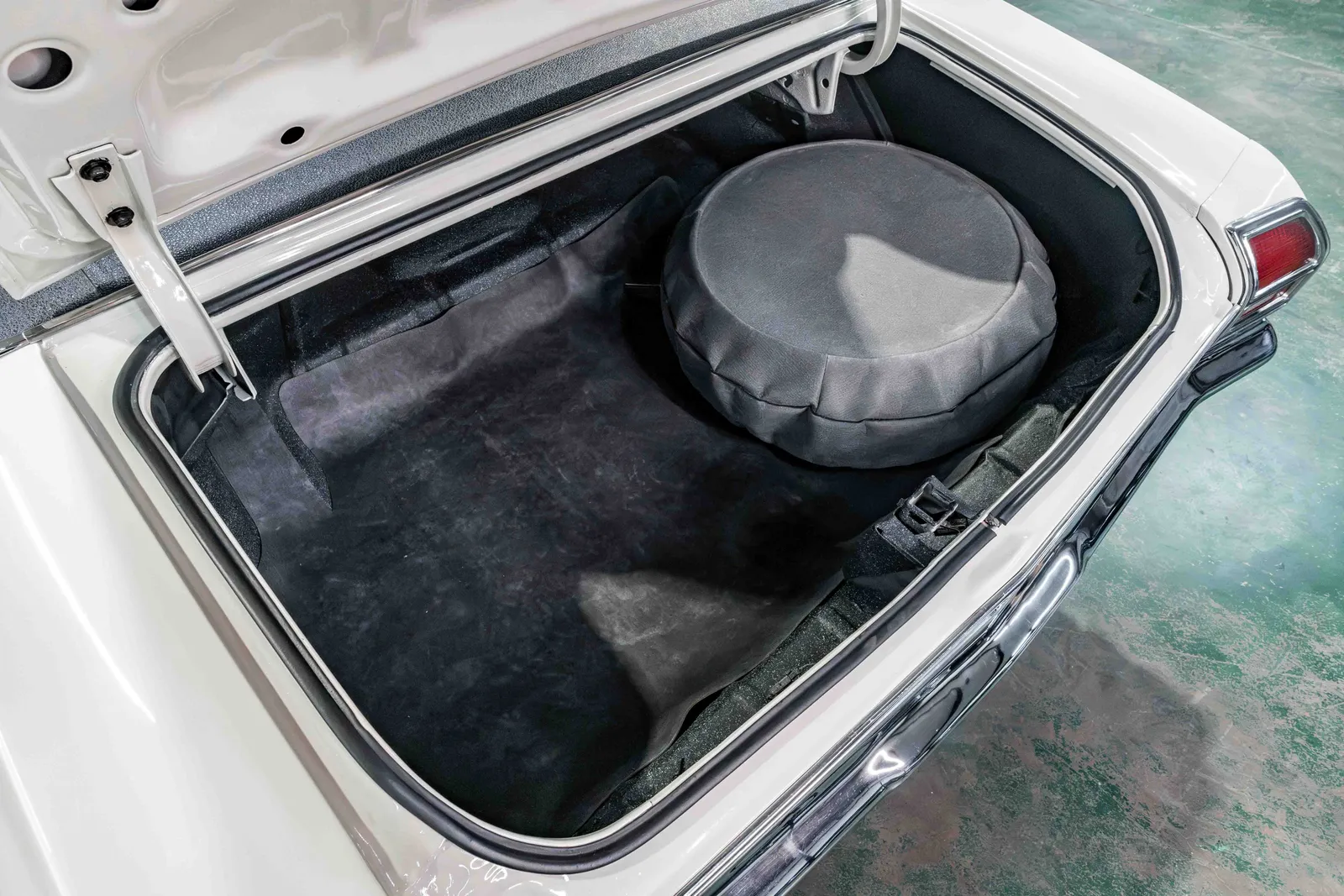 1969-Chevrolet-Chevelle-White-136379A313819-53.jpg
