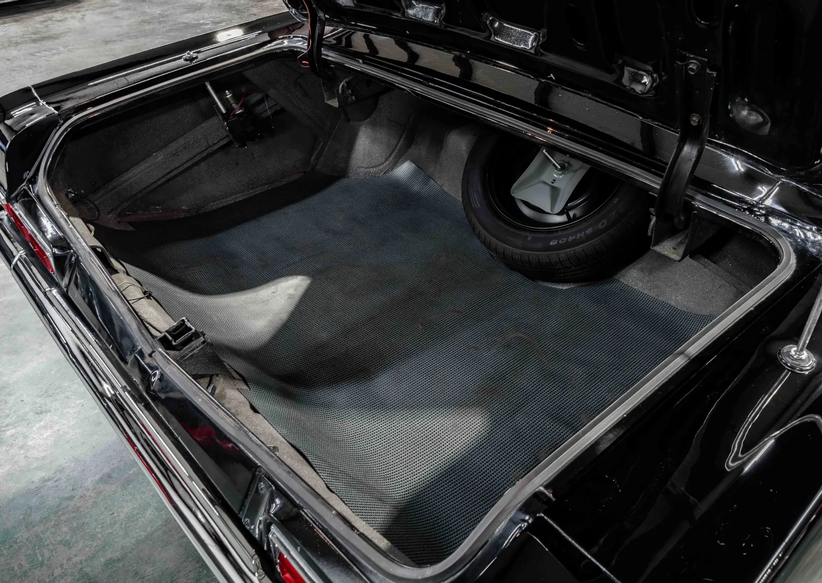 20_1966-Chevrolet-Impala-Black-173798--50.jpg