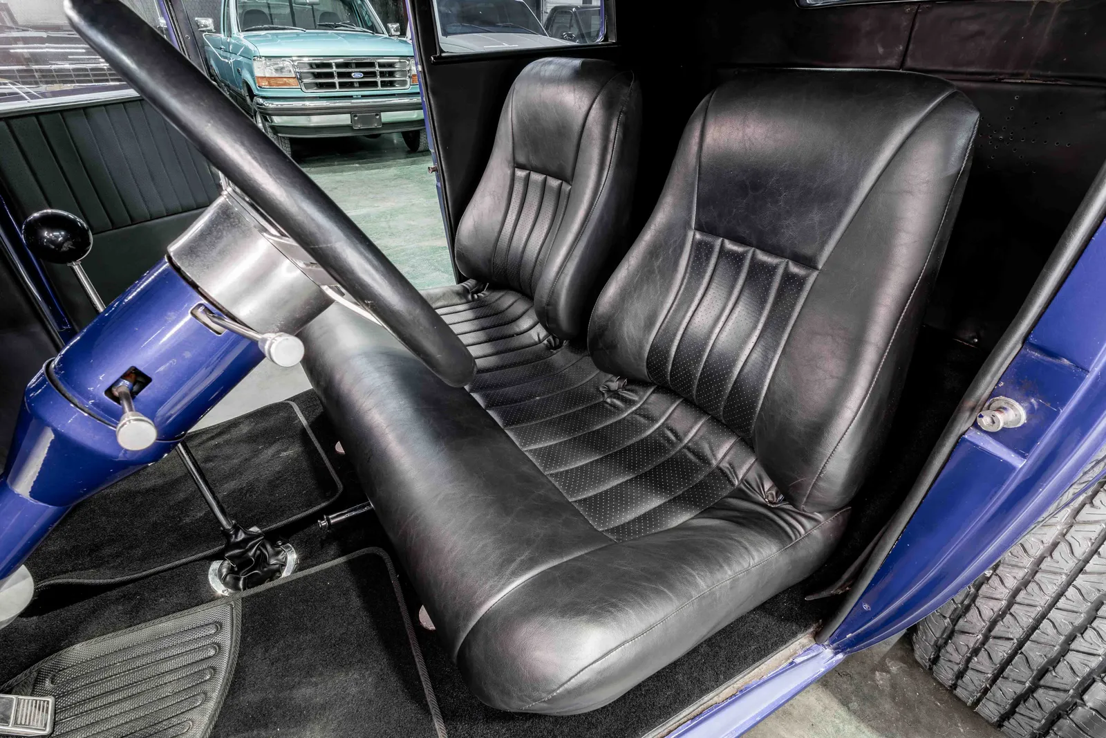 1932-Ford-Vicki-Blue-1845456-44.jpg