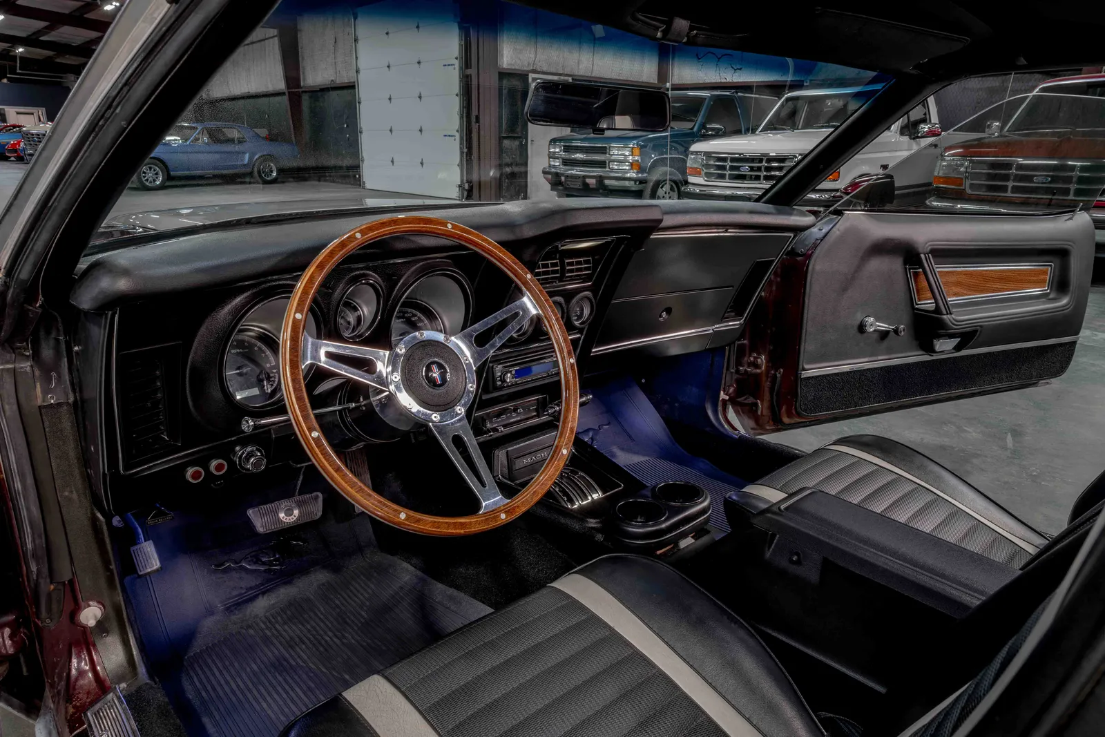 1971-Ford-Mustang-Burgundy-Silver-132590-46.jpg