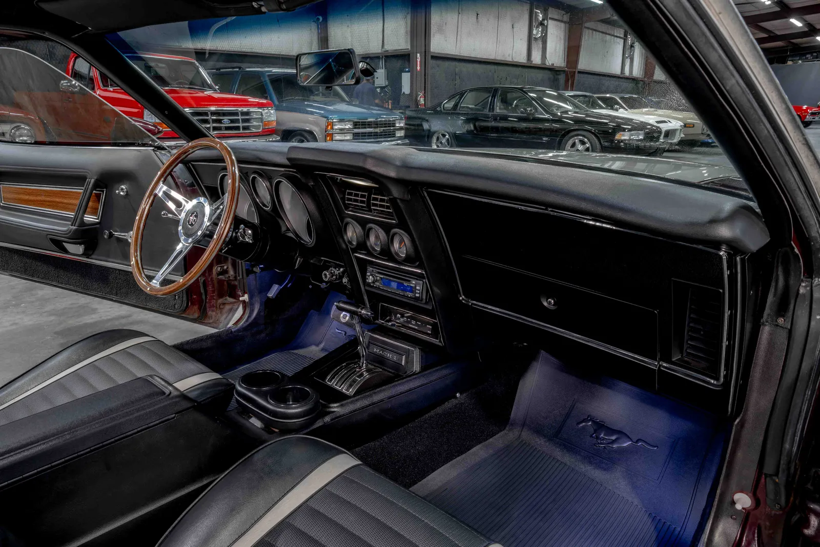 1971-Ford-Mustang-Burgundy-Silver-132590-49.jpg