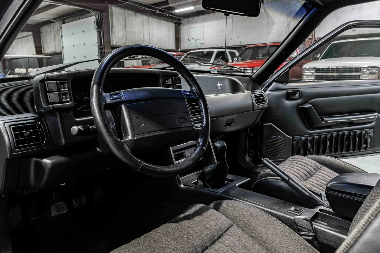 12_1993-Ford-SVT-Cobra-Black-177696-45.jpg