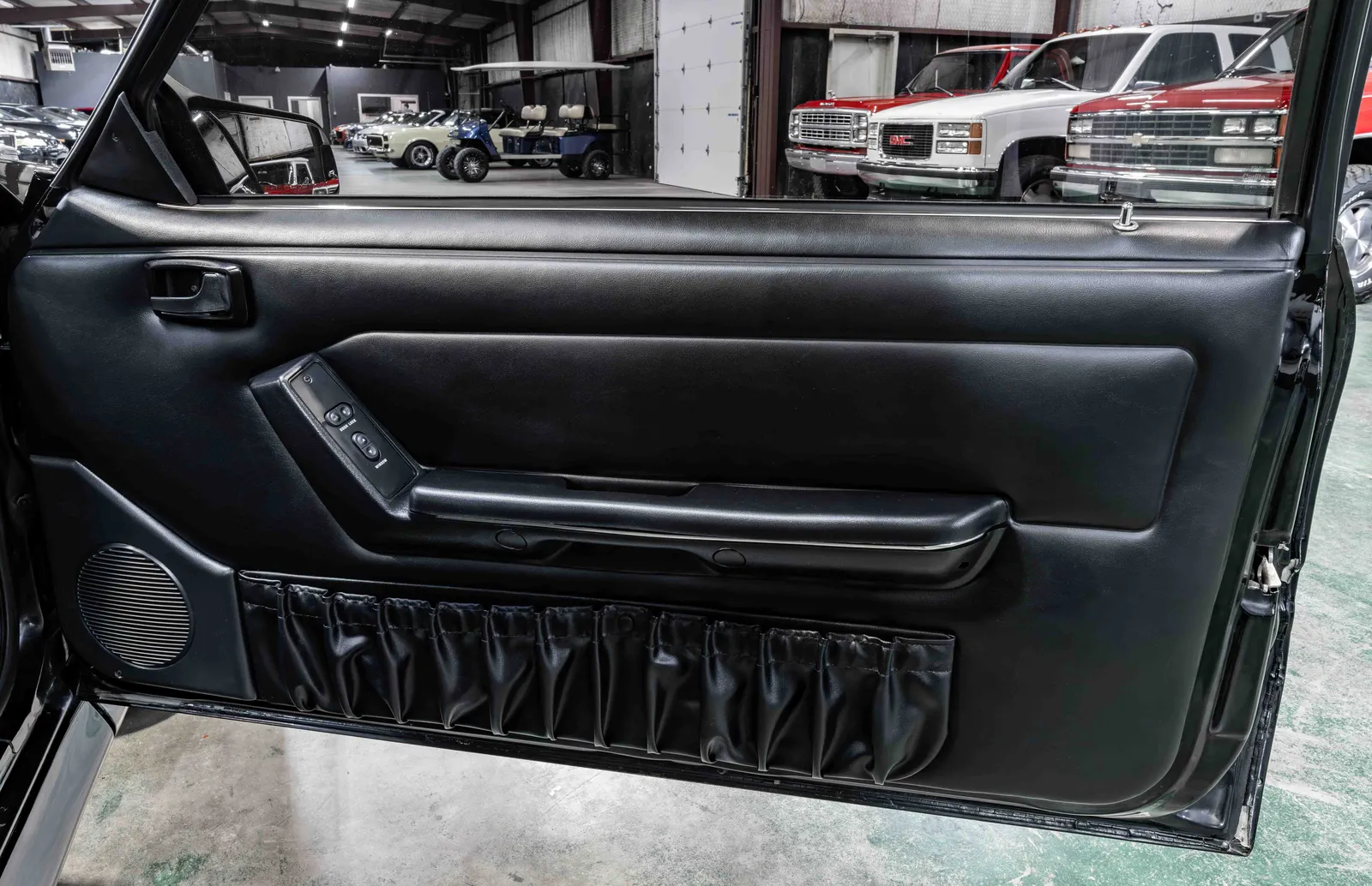 13_1993-Ford-SVT-Cobra-Black-177696-46.jpg