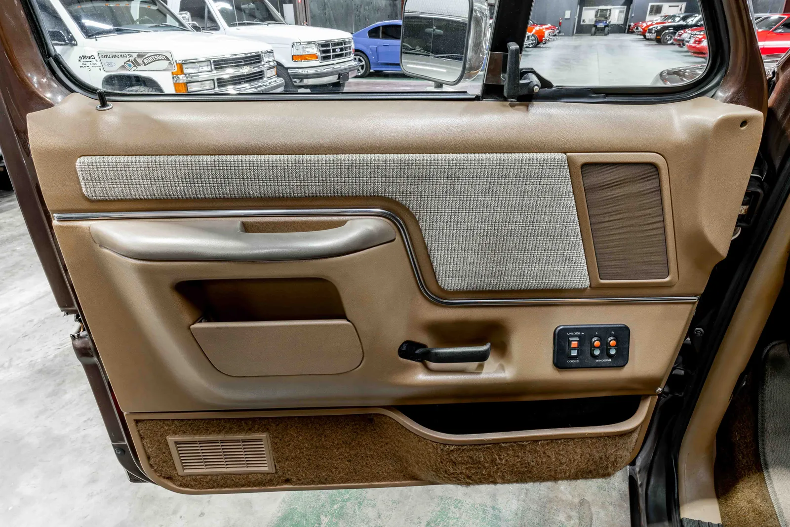 1989-Ford-Bronco-Brown-B03882-44.jpg