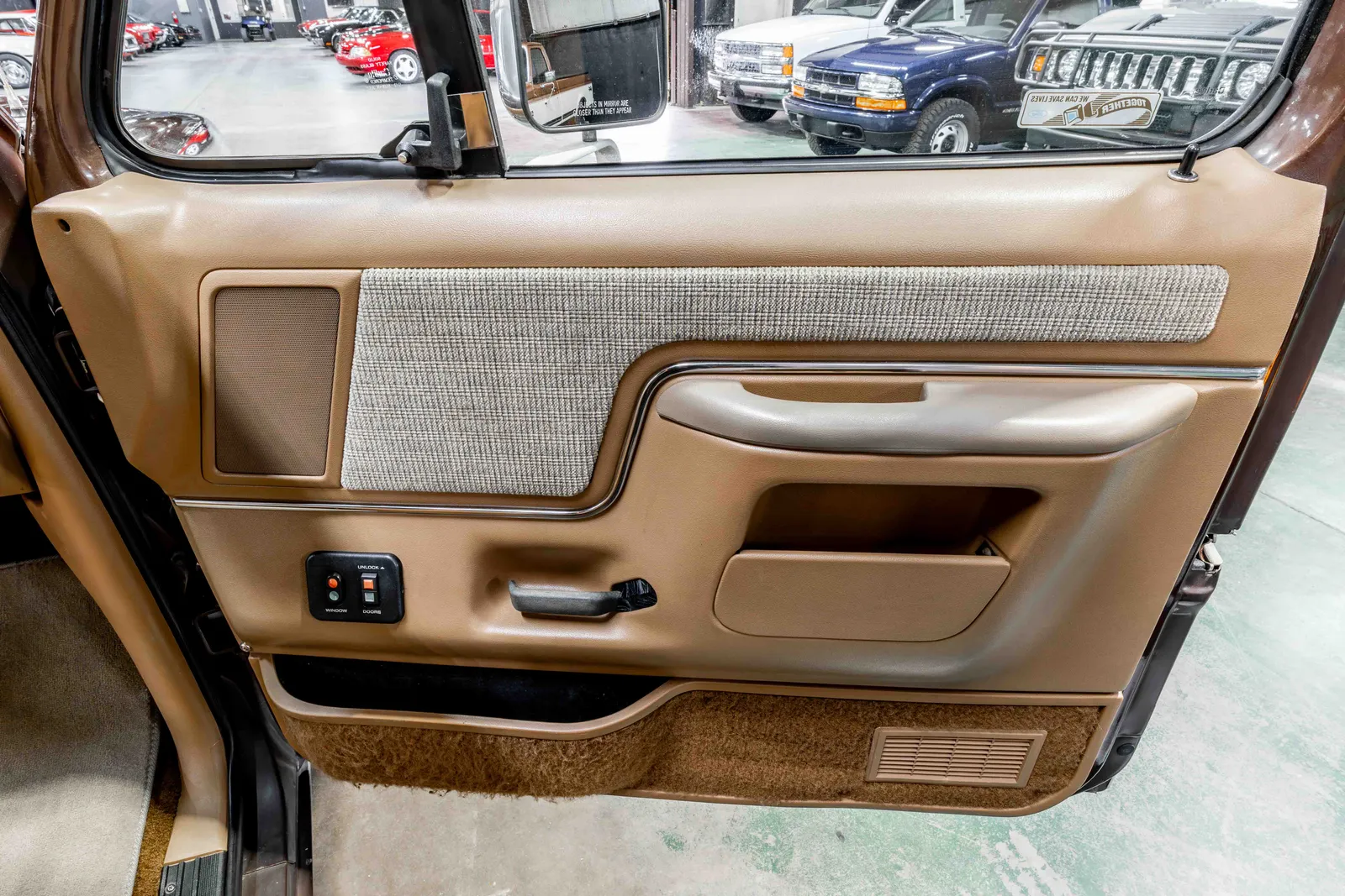 1989-Ford-Bronco-Brown-B03882-47.jpg