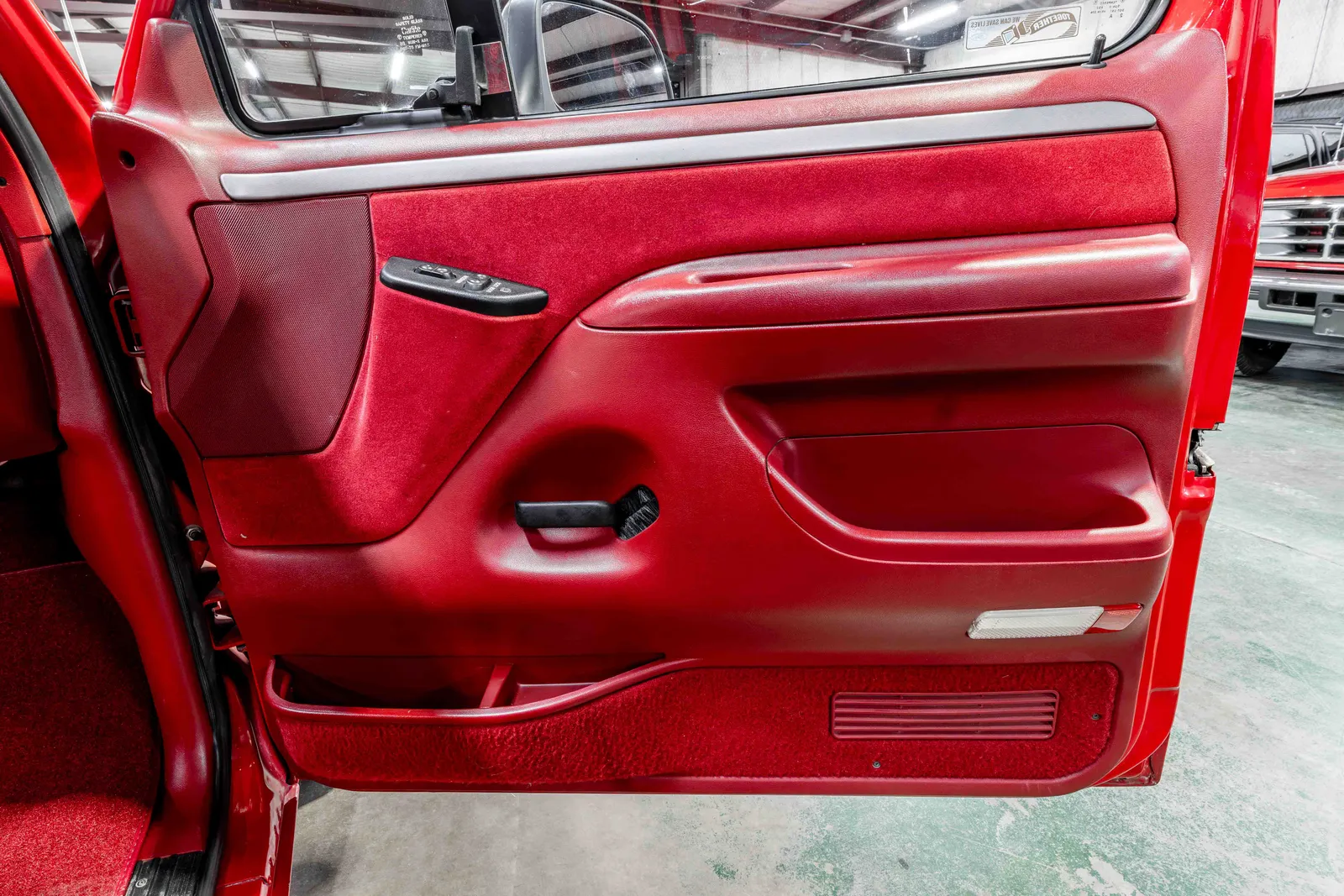 1992-Ford-F150-Vermilion-1FTDF15N8NNA68180-47.jpg