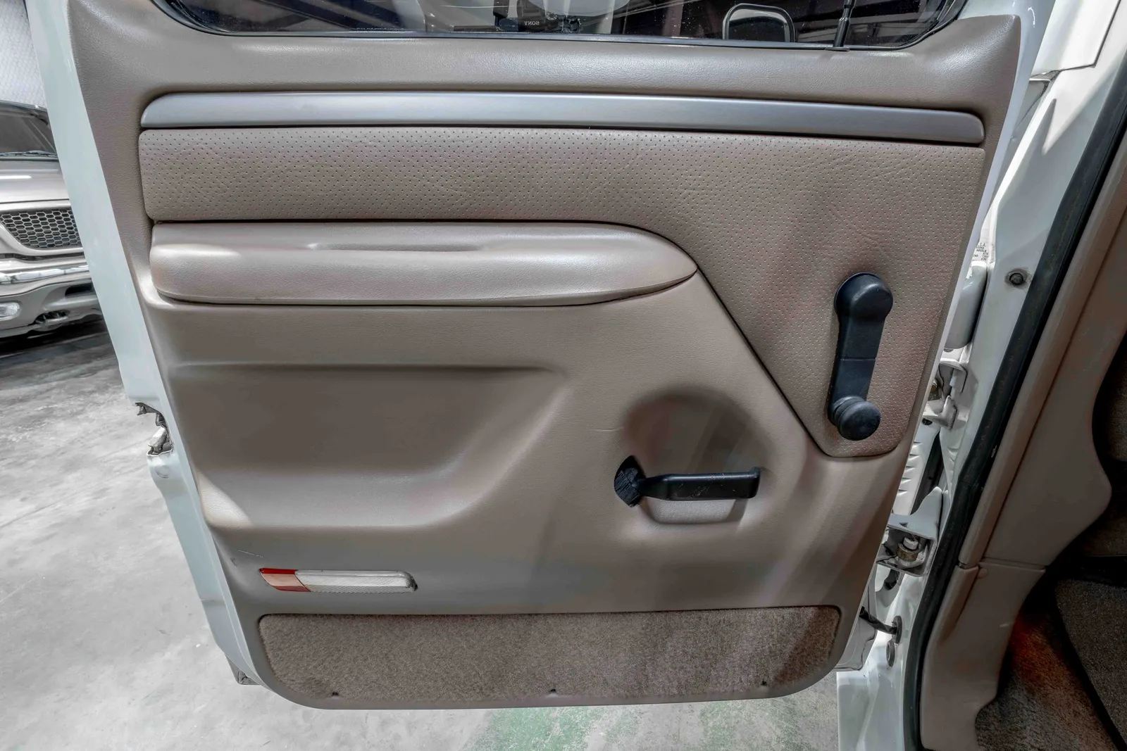 1994-Ford-F350-White-A28142-50.jpg