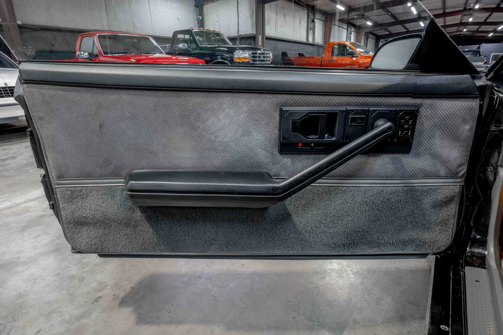 1986-Chevrolet-Camaro-Black-130642-44.jpg
