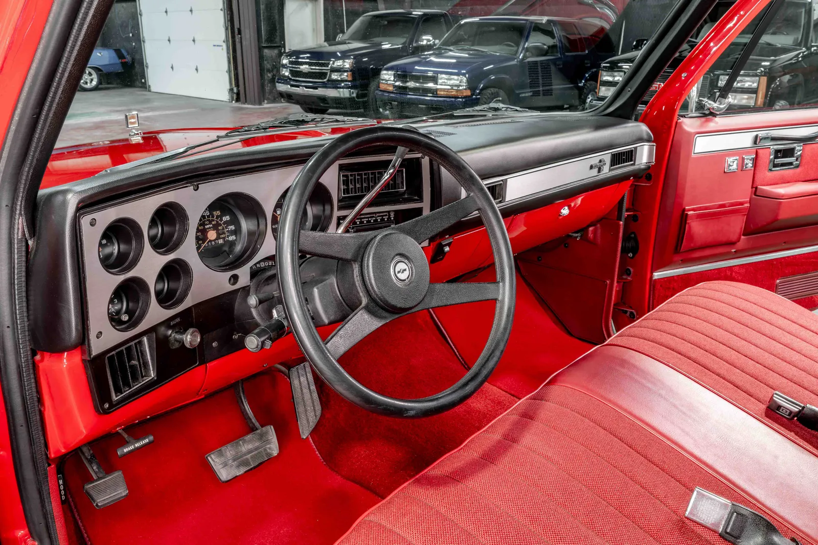 1987-Chevrolet-C10-Red-1GCDR14K0HF347684-46.jpg