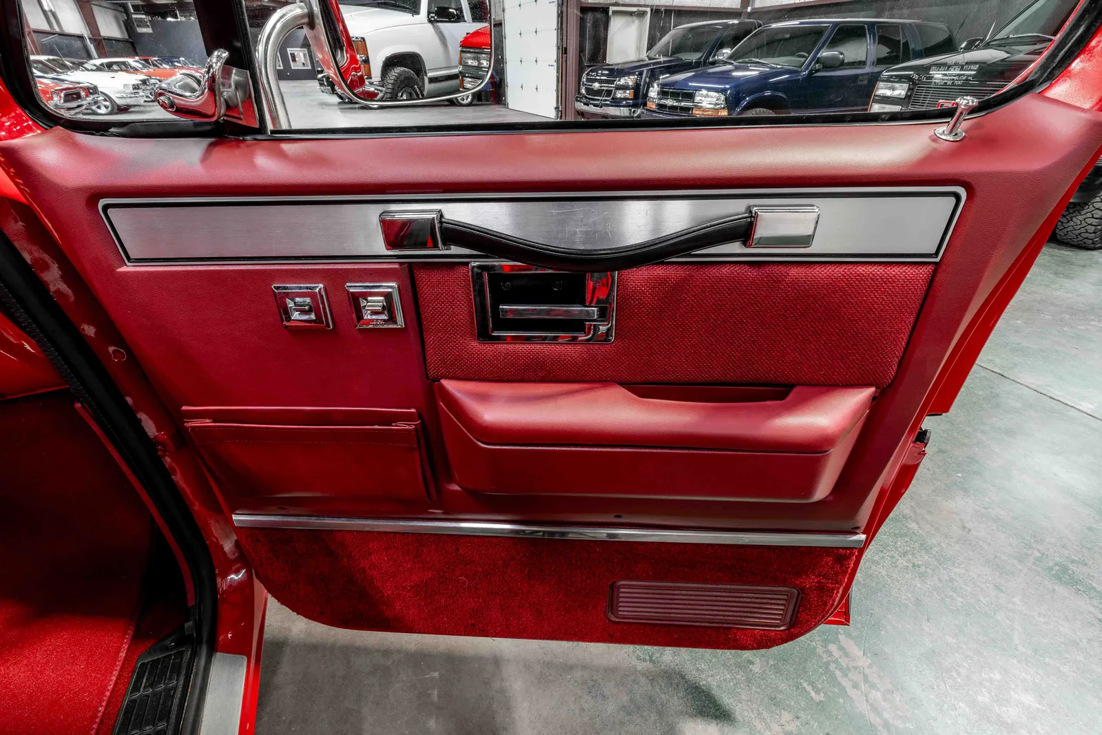 1987-Chevrolet-C10-Red-1GCDR14K0HF347684-47.jpg