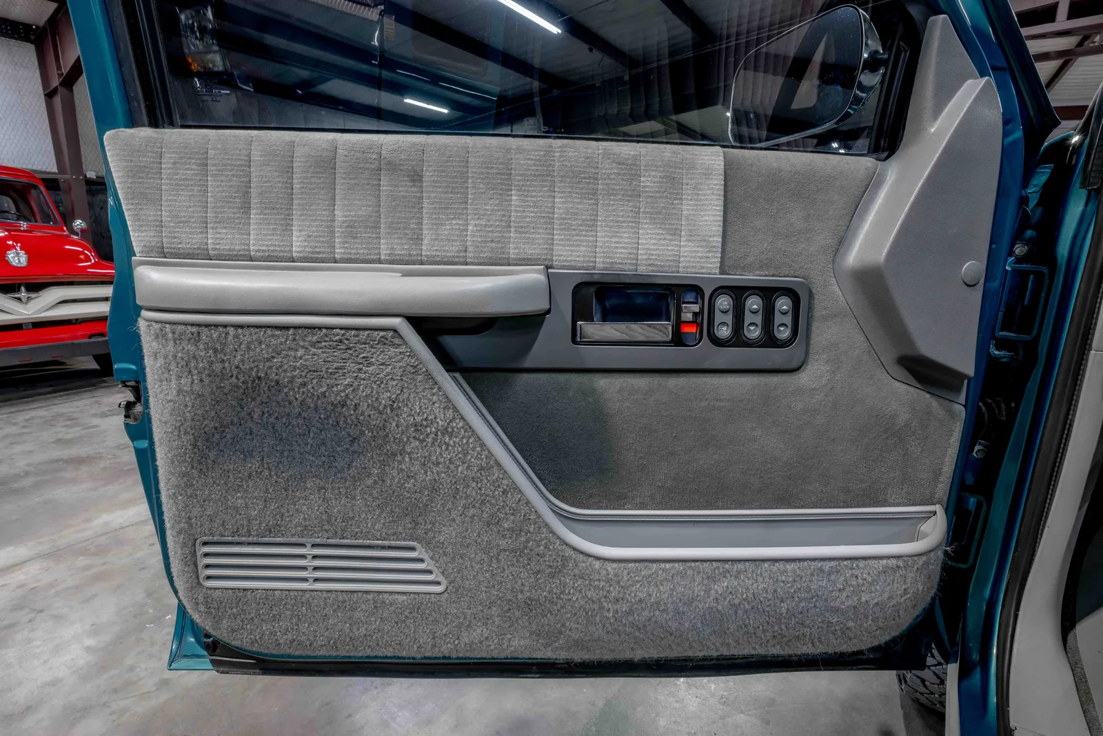 1994-Chevrolet-K1500-Bright-Teal-Metallic-253608-44.jpg