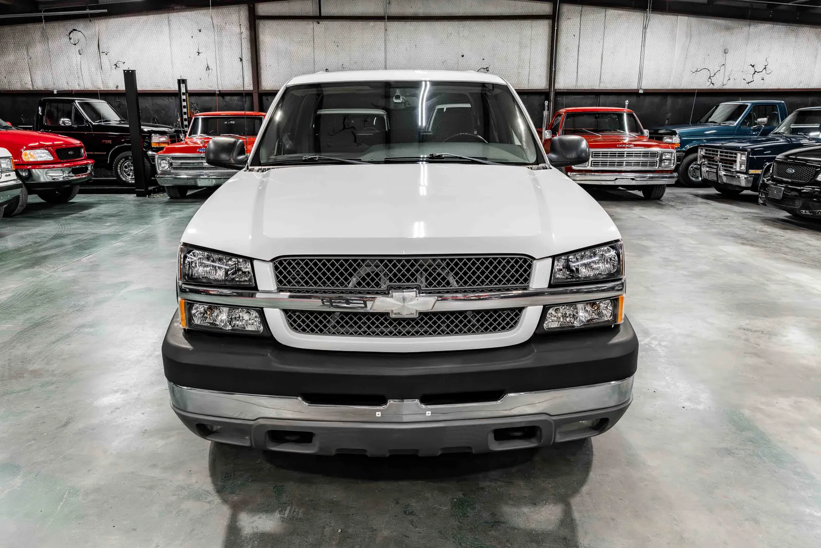 2004-Chevrolet-2500-White-1GCHK23104F129436-40.jpg