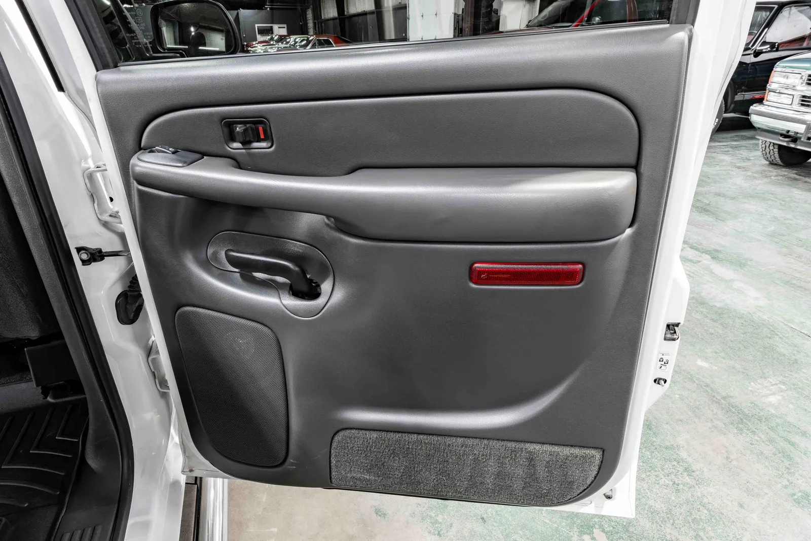 2004-Chevrolet-2500-White-1GCHK23104F129436-52.jpg