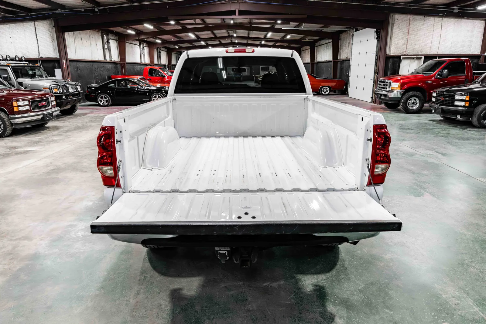 2004-Chevrolet-2500-White-1GCHK23104F129436-54.jpg
