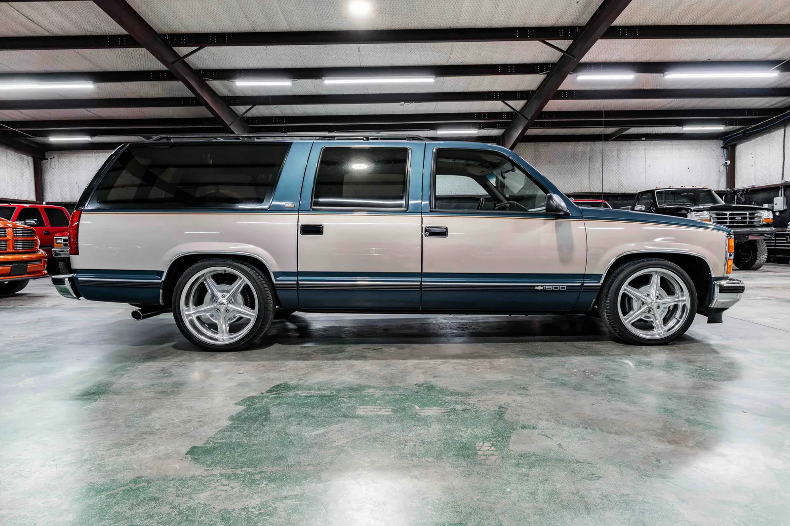 1993-Chevrolet-Suburban-Medium-Dark-Teal-Beige-Metallic-345735-38.jpg