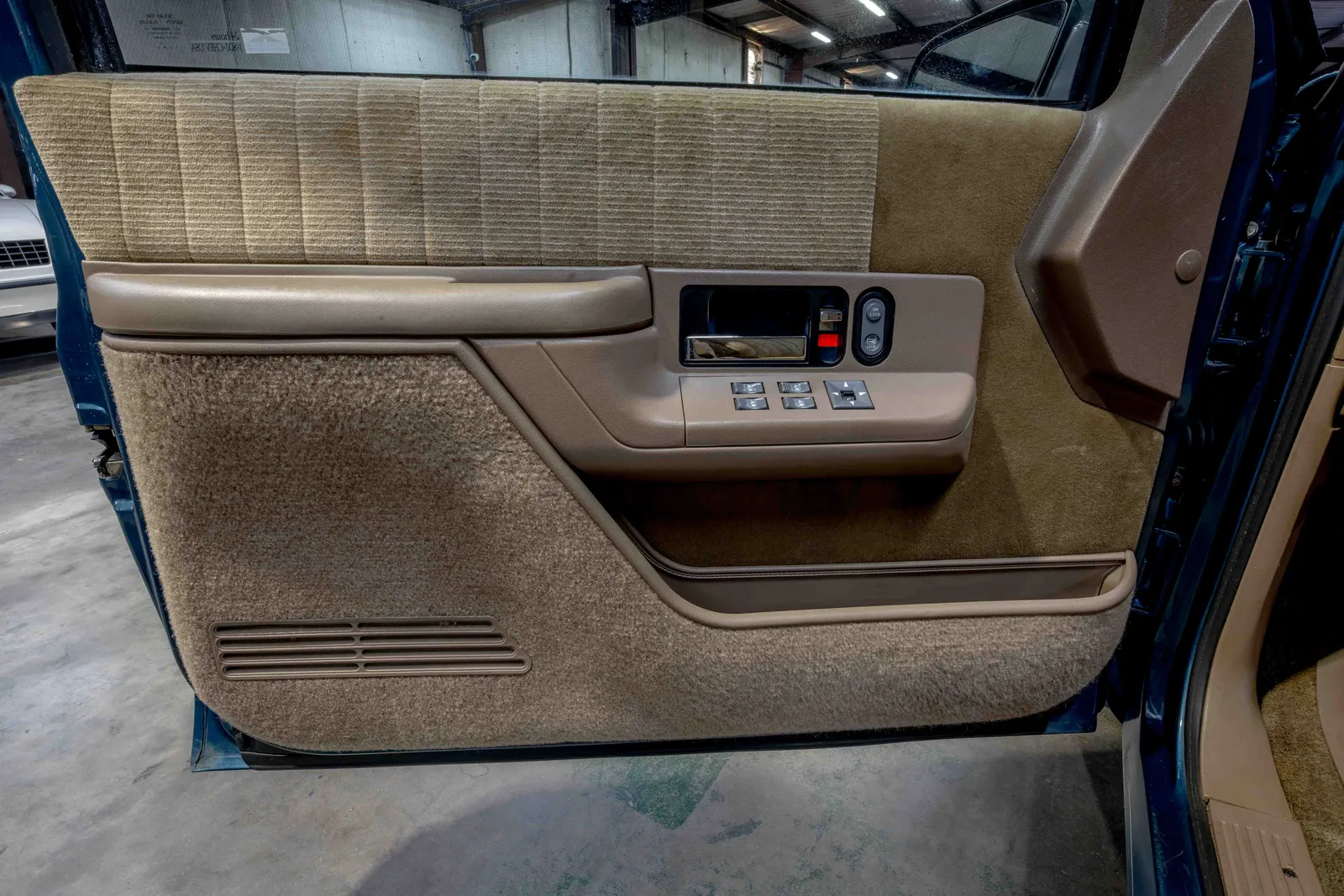 1993-Chevrolet-Suburban-Medium-Dark-Teal-Beige-Metallic-345735-44.jpg