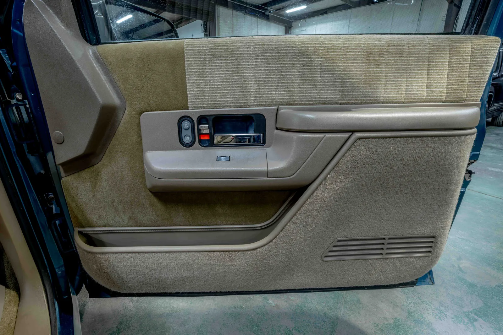 1993-Chevrolet-Suburban-Medium-Dark-Teal-Beige-Metallic-345735-47.jpg