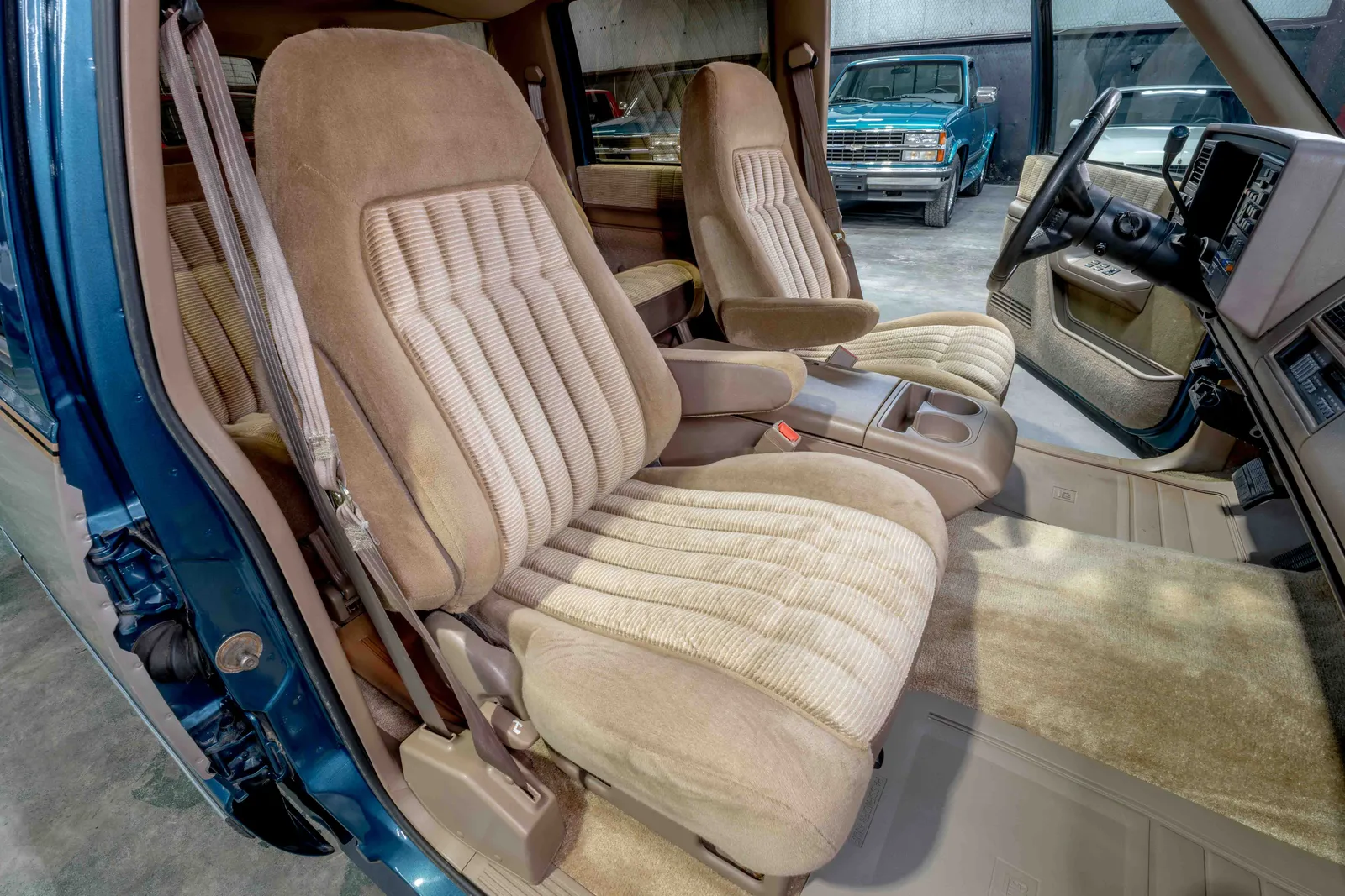 1993-Chevrolet-Suburban-Medium-Dark-Teal-Beige-Metallic-345735-48.jpg