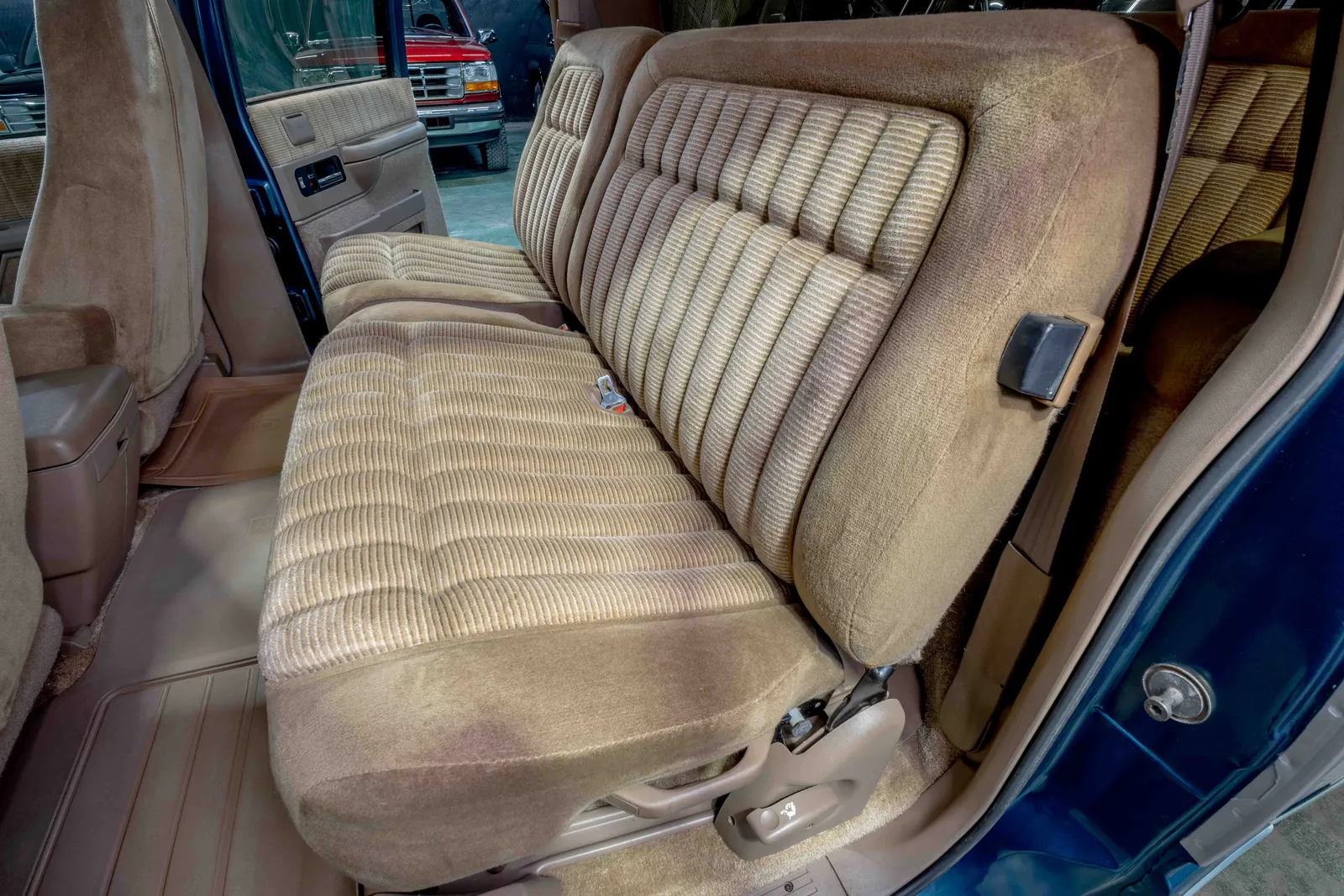 1993-Chevrolet-Suburban-Medium-Dark-Teal-Beige-Metallic-345735-51.jpg