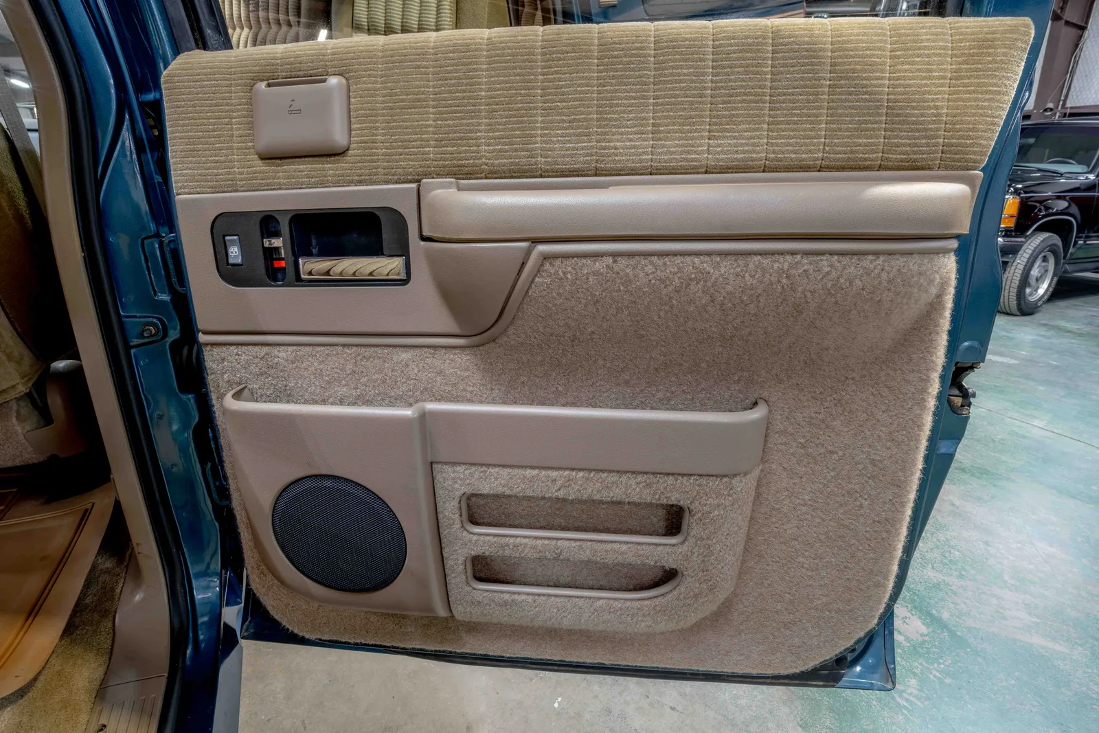 1993-Chevrolet-Suburban-Medium-Dark-Teal-Beige-Metallic-345735-52.jpg