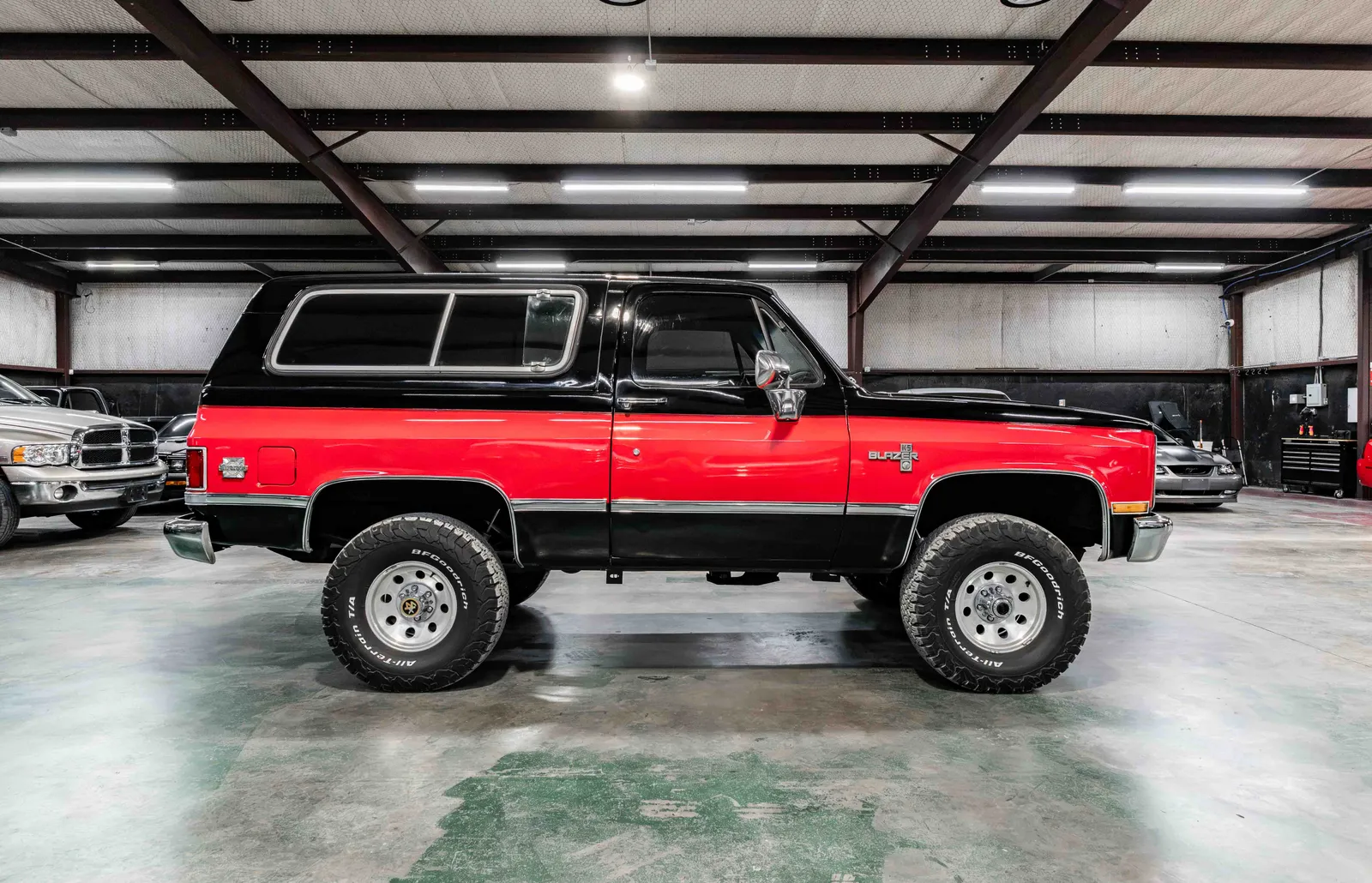 1987-Chevrolet-Blazer-Black-Bright-Red-1GNEV18K4HF124386-38.jpg