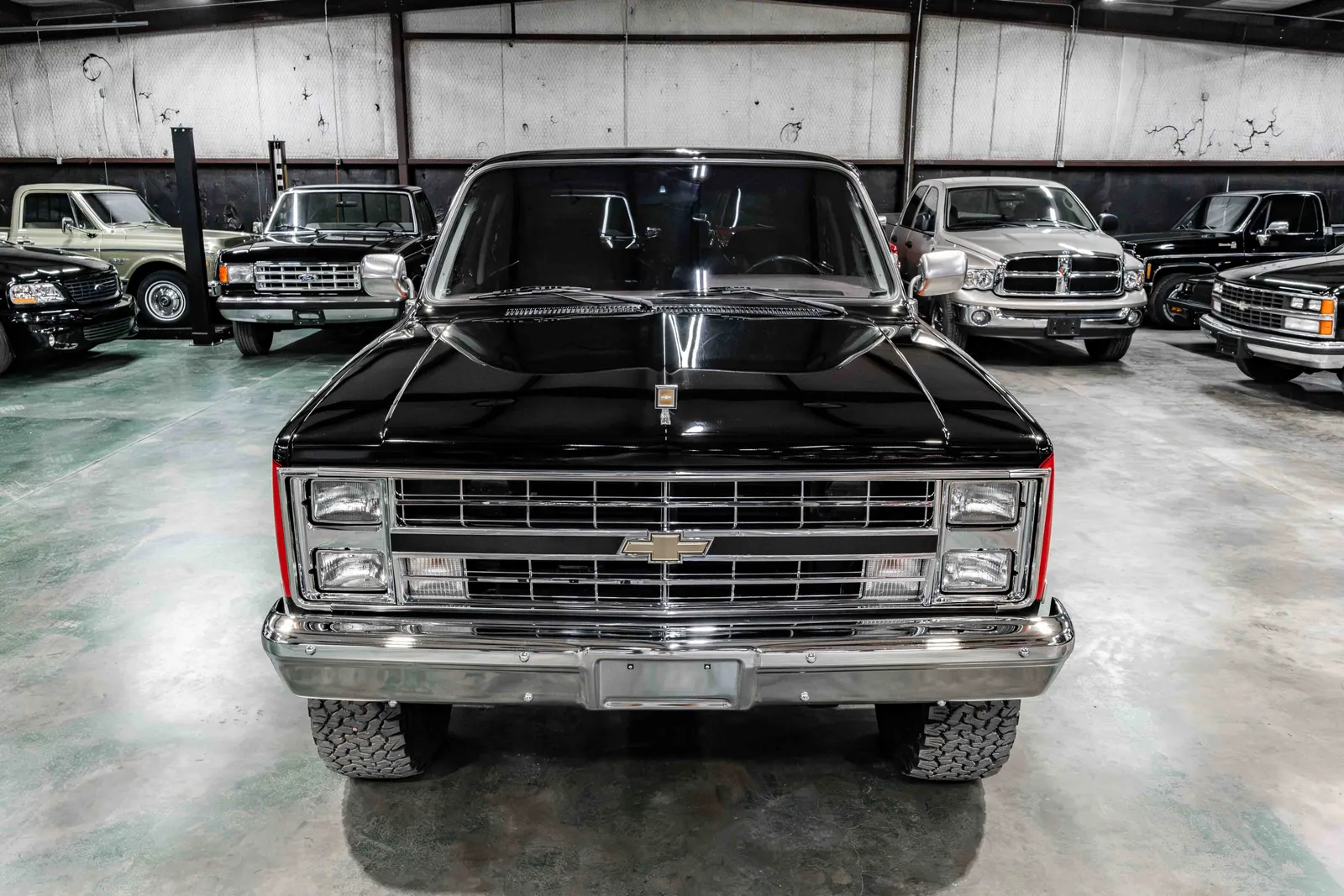1987-Chevrolet-Blazer-Black-Bright-Red-1GNEV18K4HF124386-40.jpg