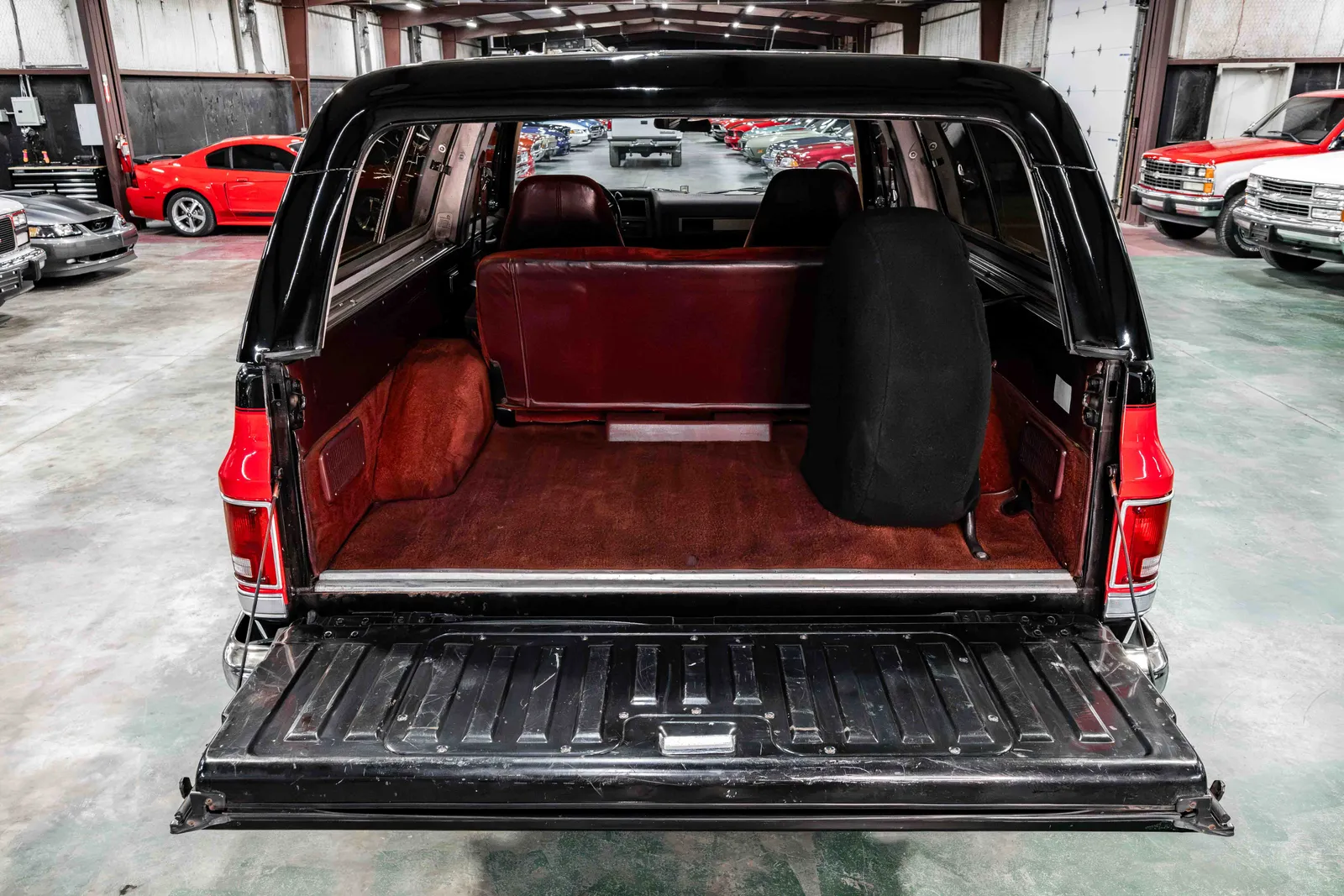 1987-Chevrolet-Blazer-Black-Bright-Red-1GNEV18K4HF124386-51.jpg