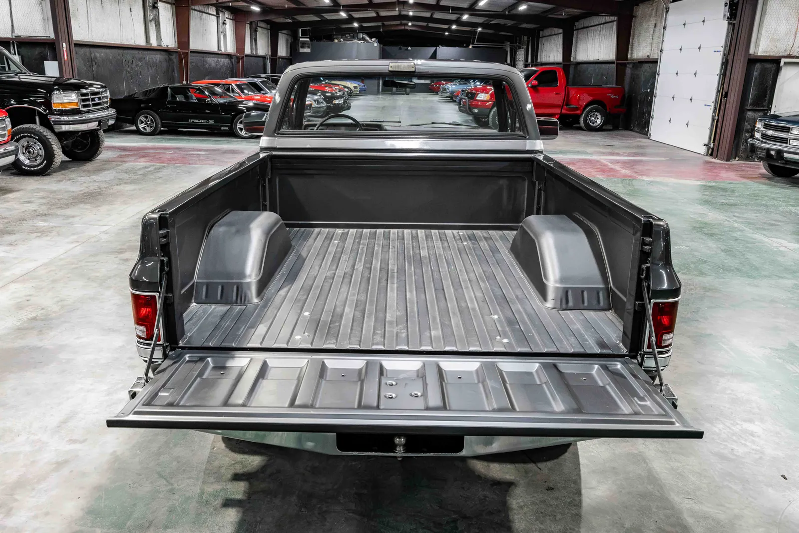 1987-GMC-K10-Gray-Metallic-1GTEV14K7HJ504429-50.jpg