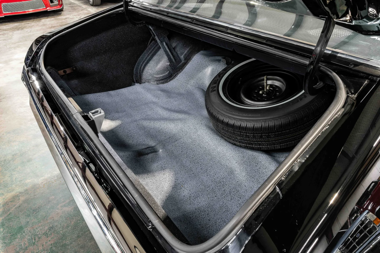 20_1972-Ford-Torino-Black-346501-56.jpg
