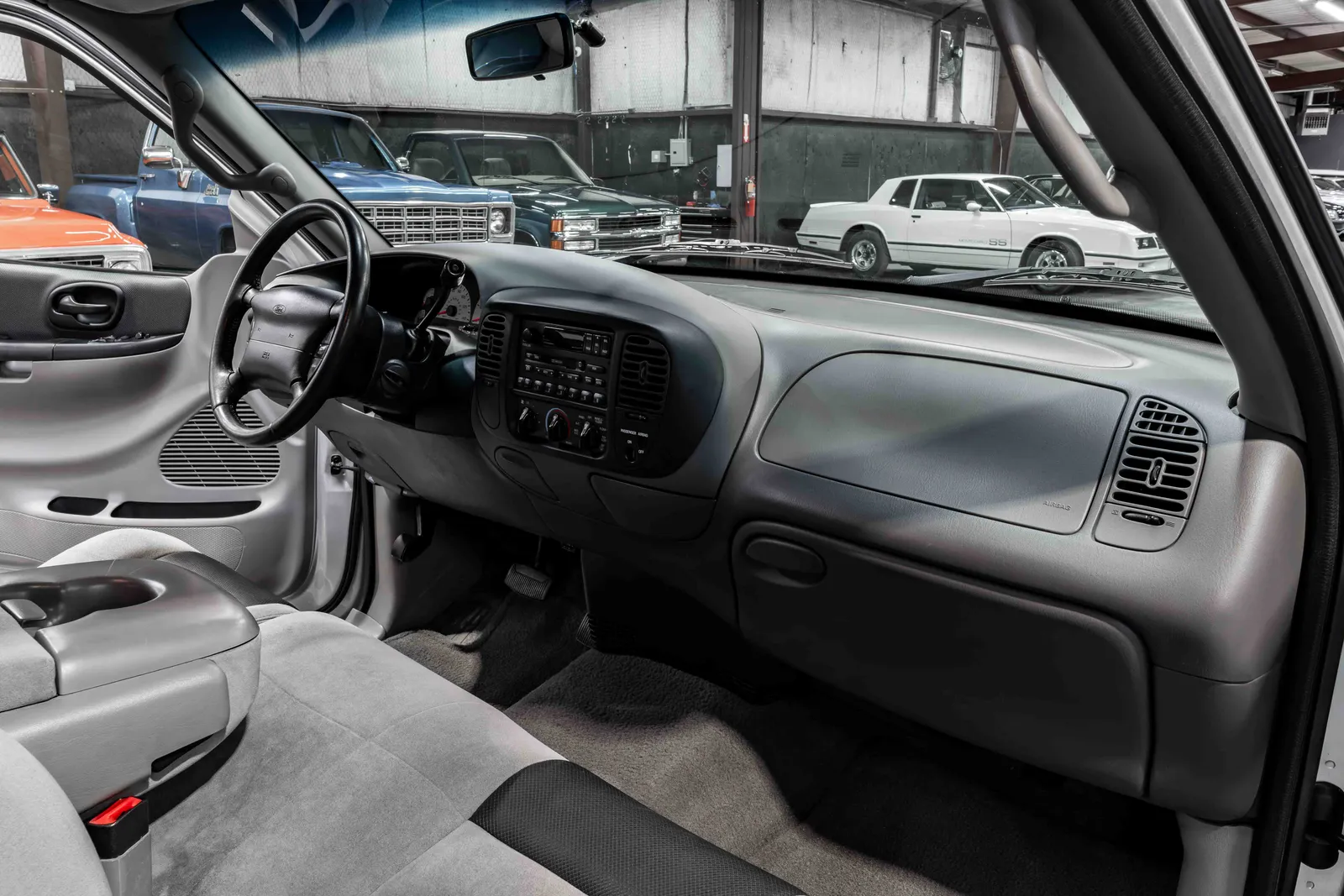 16_2000-Ford-Lightning-Silver-A65275-52.jpg