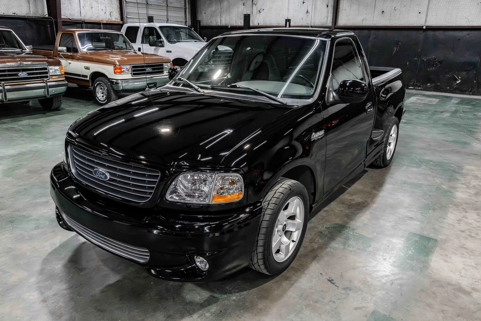 2002-Ford-Lightning-Black-A50203--33.jpg