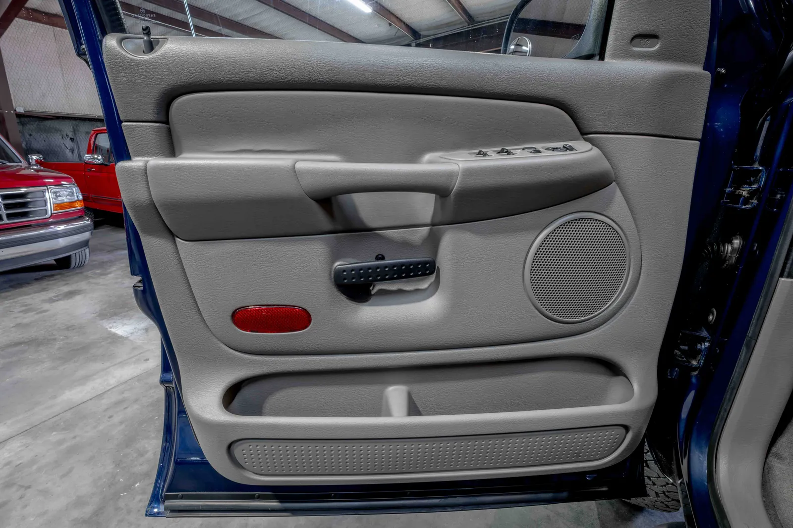 2004-Dodge-Ram2500-PatriotBluePearl-3D7KU28624G106149-44.jpg