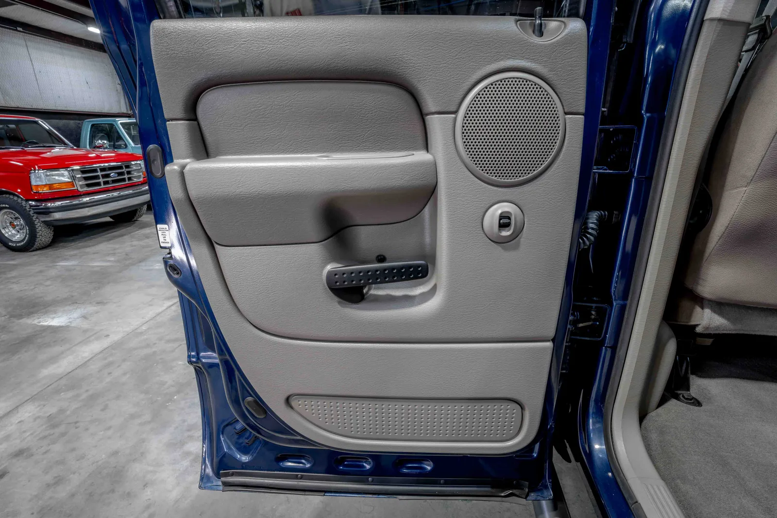 2004-Dodge-Ram2500-PatriotBluePearl-3D7KU28624G106149-50.jpg