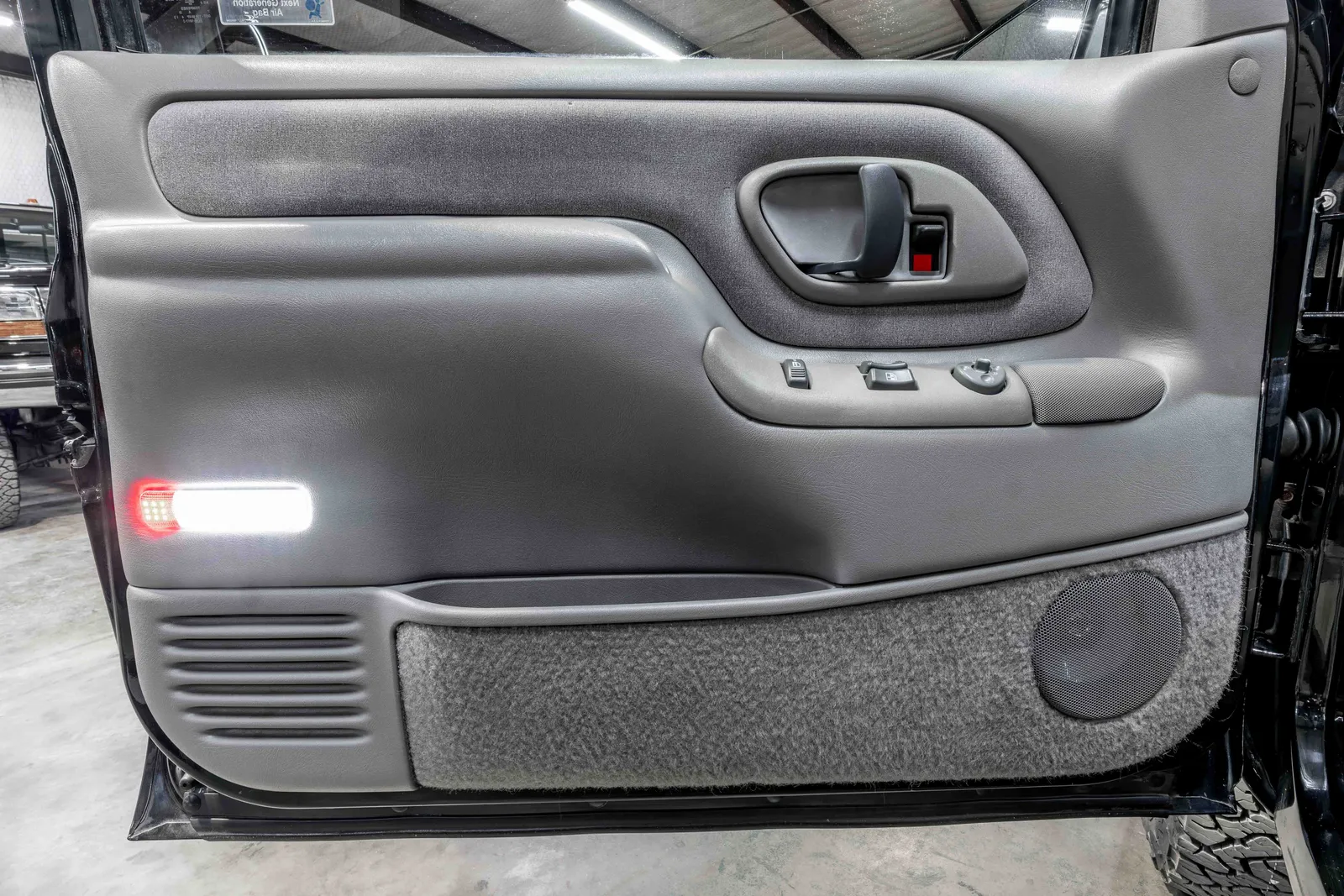 1998-Chevrolet-Tahoe-Black-126205-44.jpg