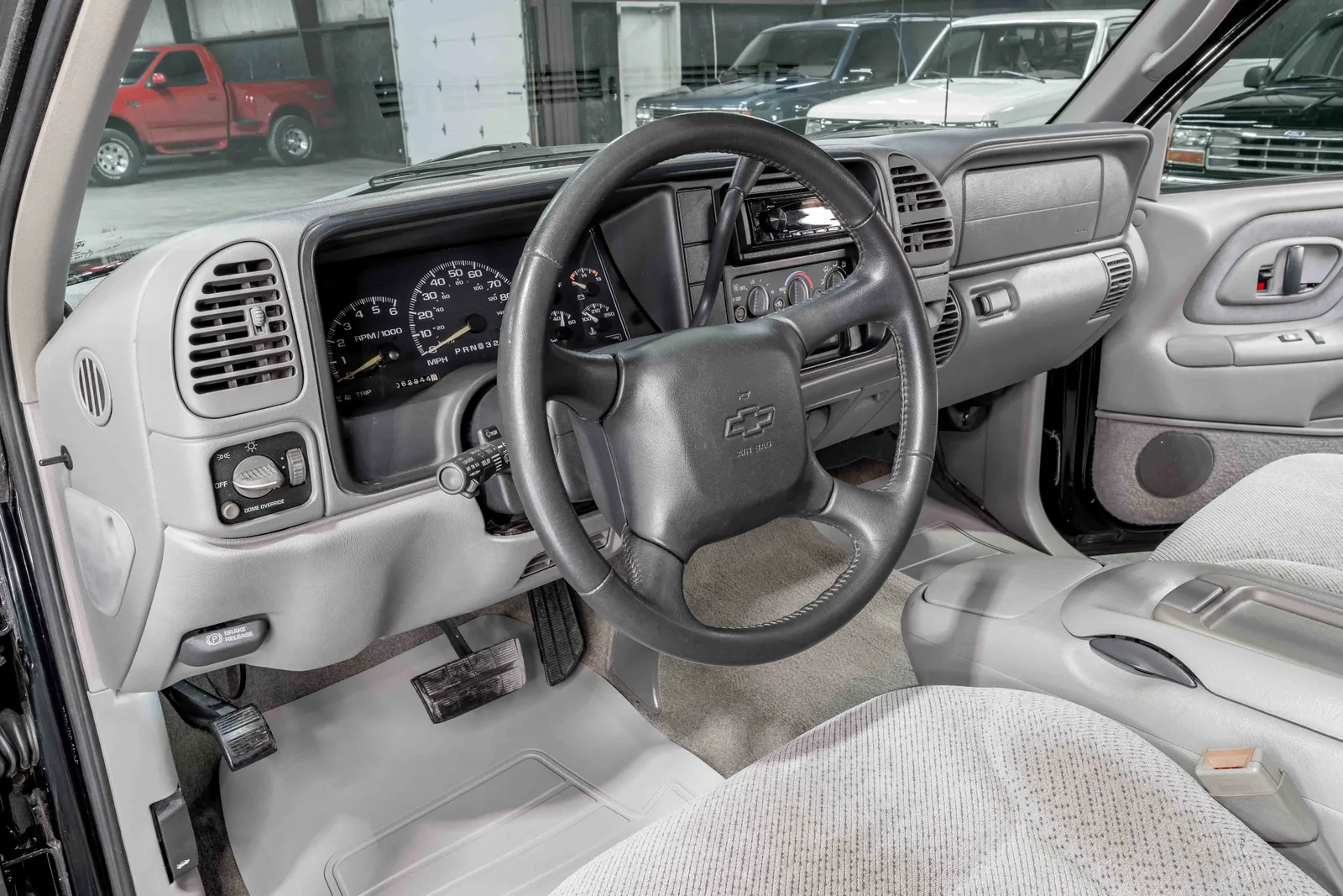 1998-Chevrolet-Tahoe-Black-126205-46.jpg