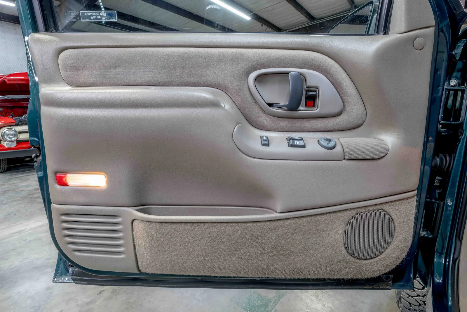 1998-Chevrolet-Tahoe-Emerald-Green-Metallic-138303-44.jpg