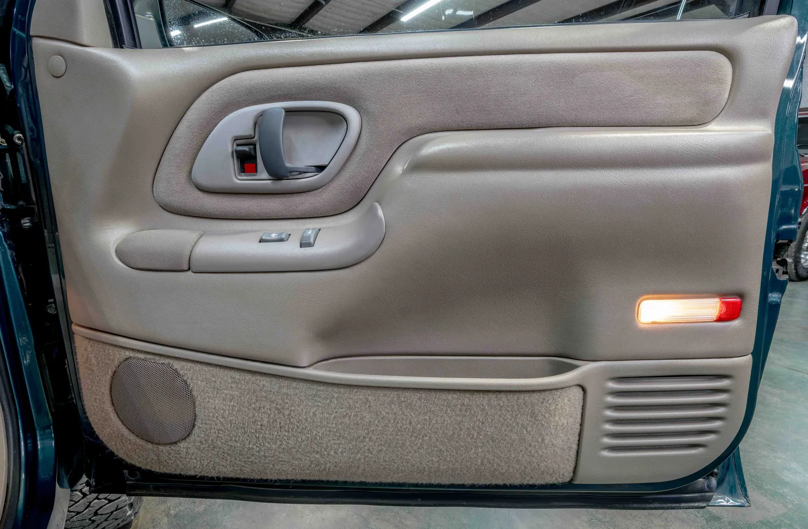 1998-Chevrolet-Tahoe-Emerald-Green-Metallic-138303-47.jpg