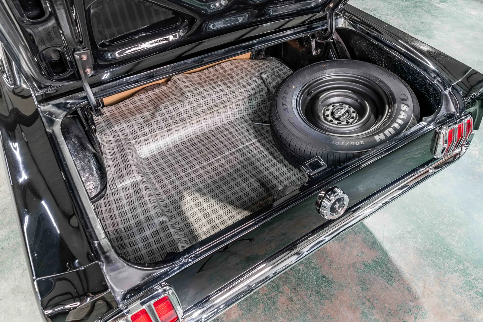 1965-Ford-Mustang-Black-5F07D200815--51.jpg