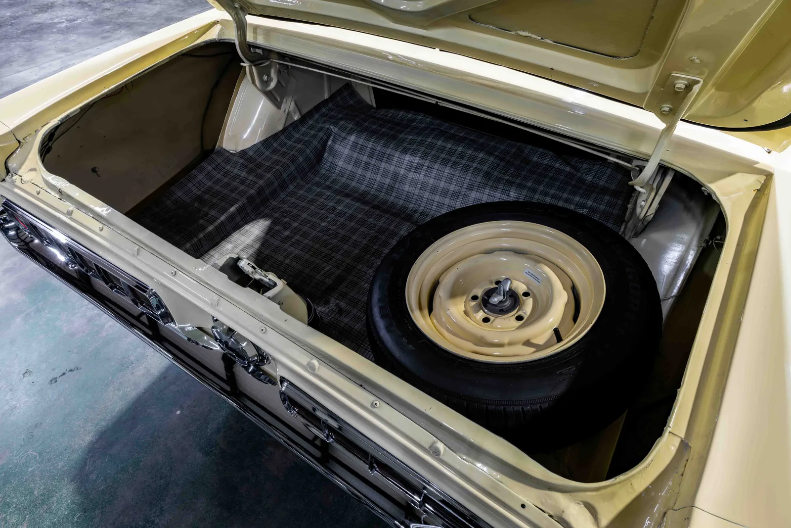 1968-Ford-Mustang-GTCS-Yellow-155795-53.jpg